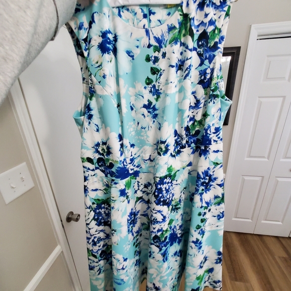Calvin Klein 22W floral dress - Picture 3 of 3